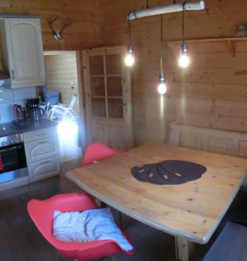 große Küche mit umfänglicher Ausstattung (Spülmaschine, Ofen, Herd, Kührlschrank,...)